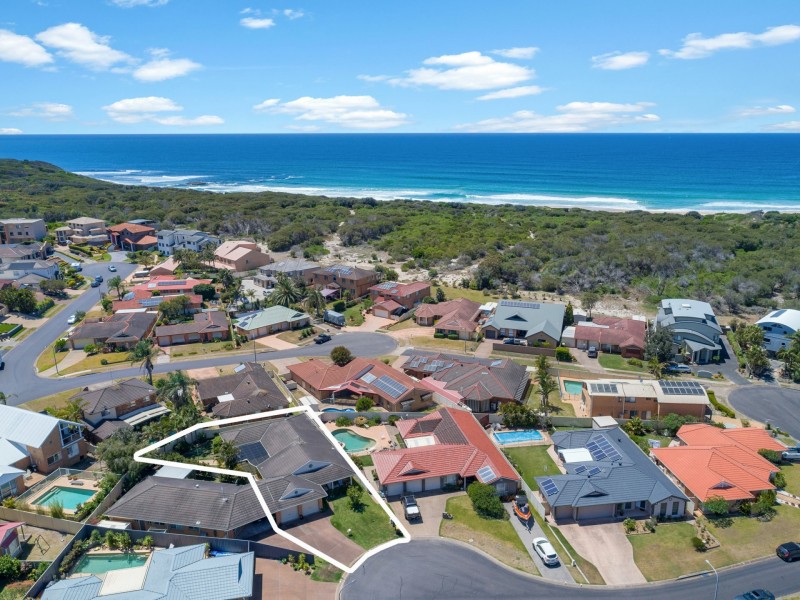 1/8 Caves Court, Caves Beach NSW 2281