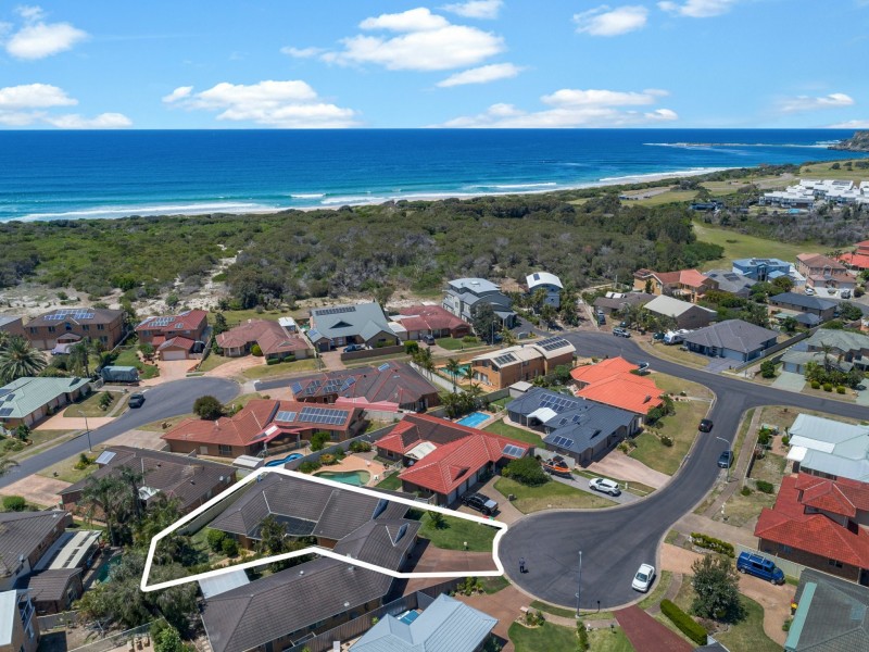 1/8 Caves Court, Caves Beach NSW 2281