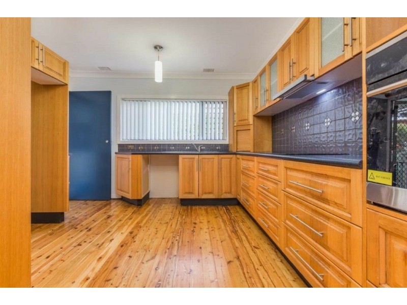 2 Taylor Crescent, Warners Bay NSW 2282