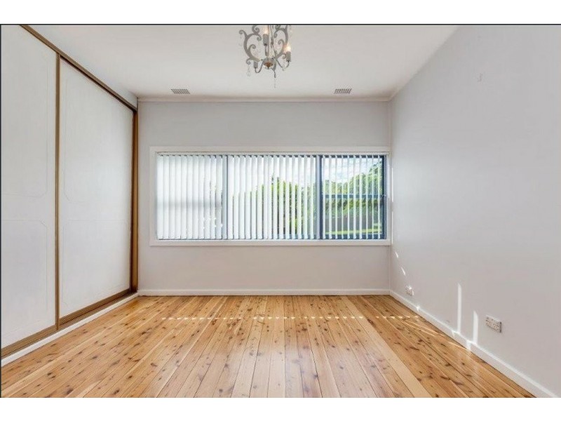 2 Taylor Crescent, Warners Bay NSW 2282