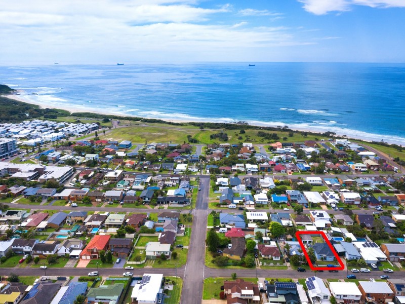 18 Pacific Street, Caves Beach NSW 2281