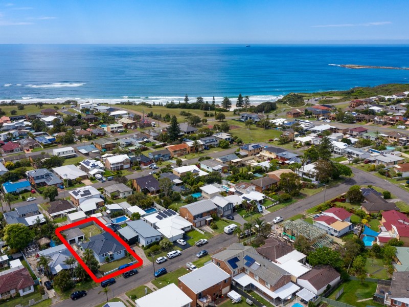 18 Pacific Street, Caves Beach NSW 2281