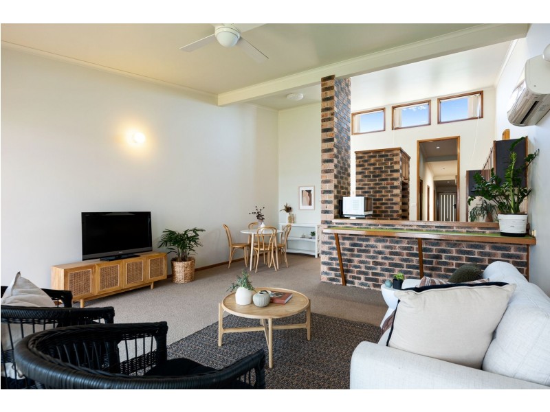 15 Marks Parade, Marks Point NSW 2280