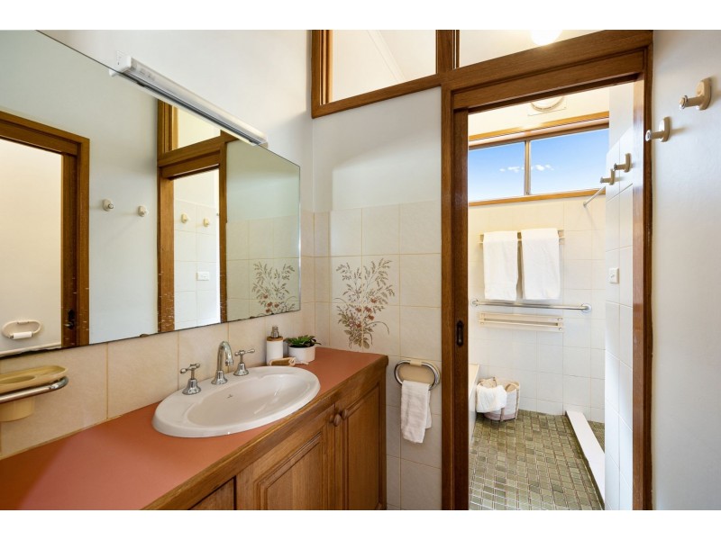 15 Marks Parade, Marks Point NSW 2280