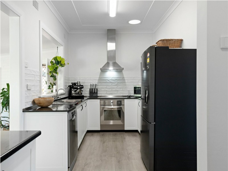 13 Thompson Street, Belmont South NSW 2280