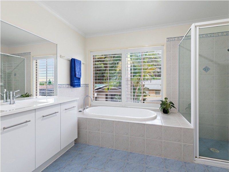 1 Whipbird Way, Belmont NSW 2280