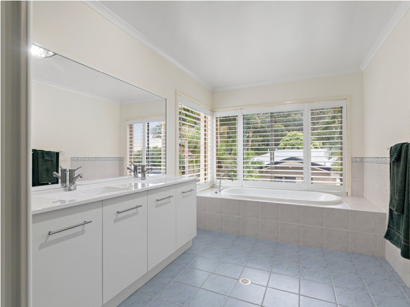 1 Whipbird Way, Belmont NSW 2280