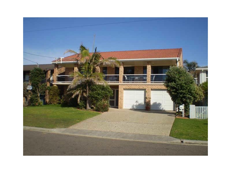 33 The Esplanade, Caves Beach NSW 2281