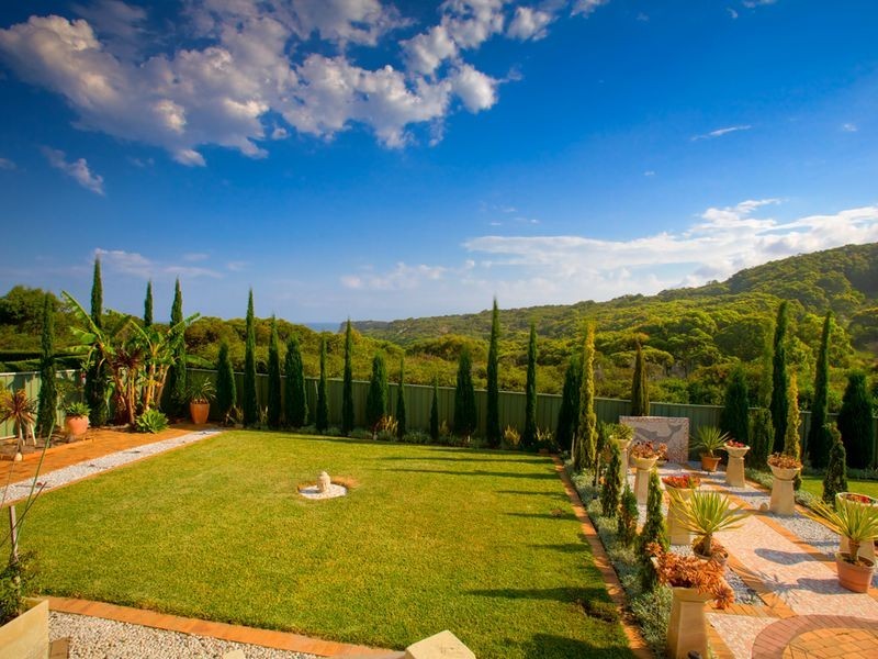 12 Seacliff Place, Caves Beach NSW 2281