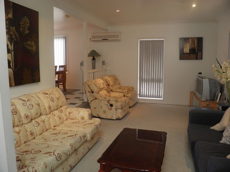 8 Leasingham Close, Eleebana NSW 2282