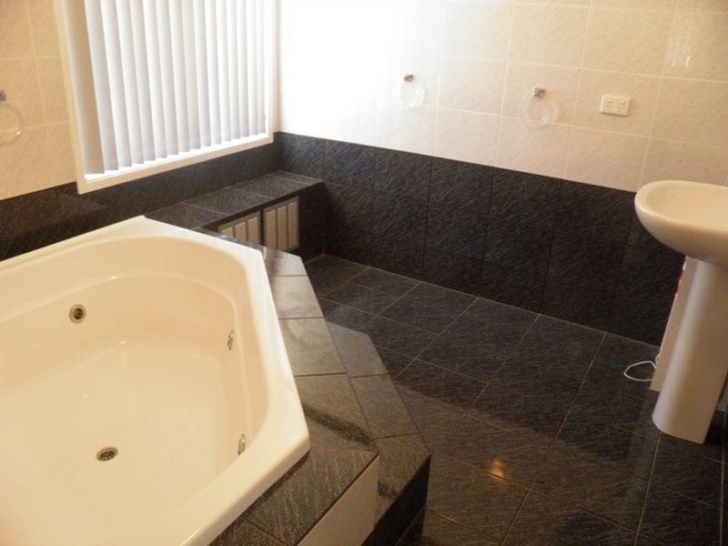 8 Leasingham Close, Eleebana NSW 2282