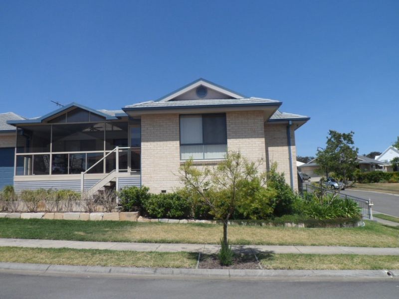 1 Laurina Cove, Valentine NSW 2280