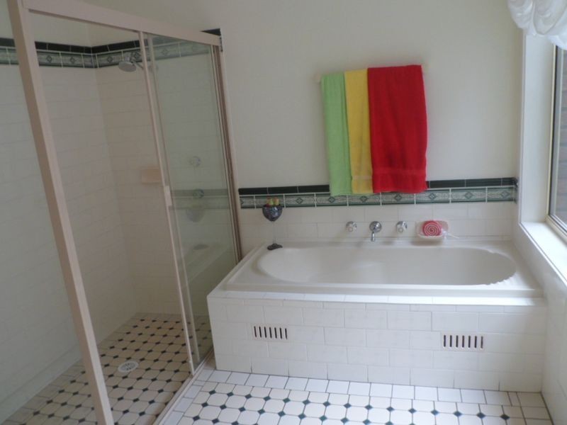 4 Genoa Close, Belmont NSW 2280