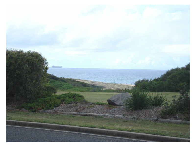 5 Beach Road, Redhead NSW 2290