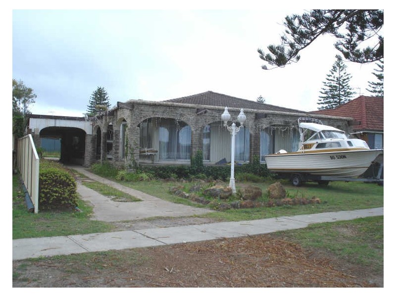 5 Beach Road, Redhead NSW 2290