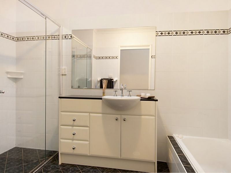 1/52a Allambee Place, Valentine NSW 2280