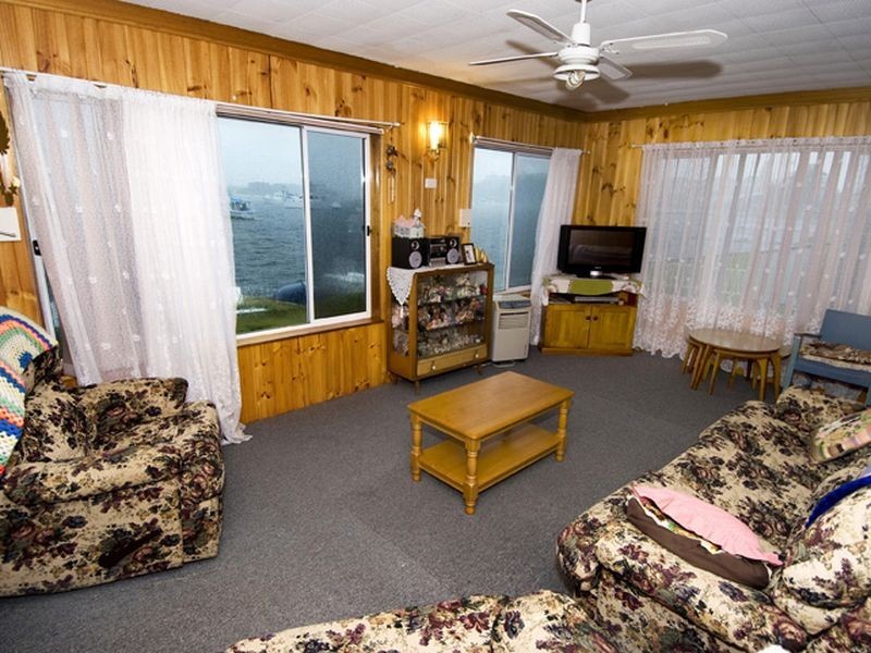 21 Marks Parade, Marks Point NSW 2280