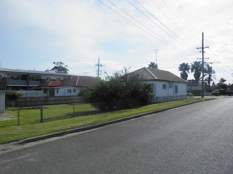 4 Ernest Street, Belmont NSW 2280