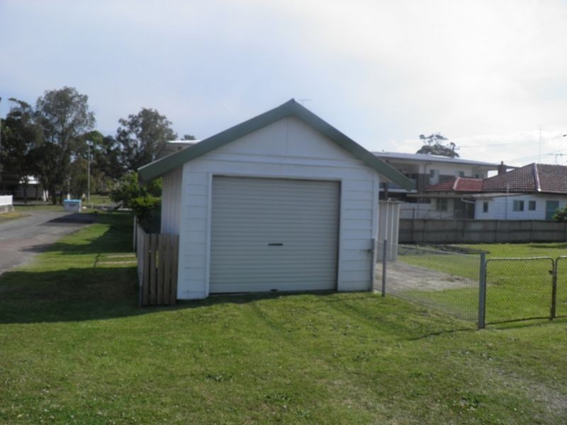 4 Ernest Street, Belmont NSW 2280