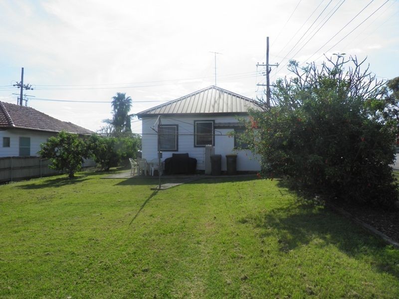 4 Ernest Street, Belmont NSW 2280