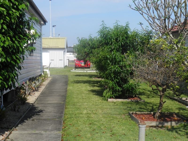 4 Ernest Street, Belmont NSW 2280