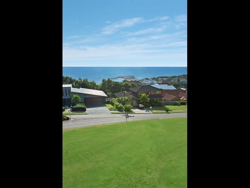 15 Sea Eagle Crescent, Caves Beach NSW 2281