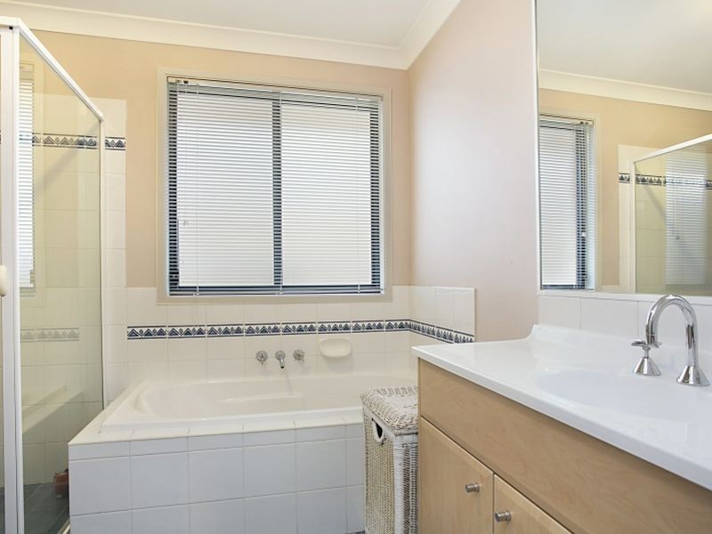4 Kains Square, Cameron Park NSW 2285