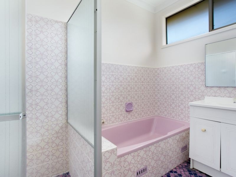 2 Calverton Crescent, Belmont North NSW 2280