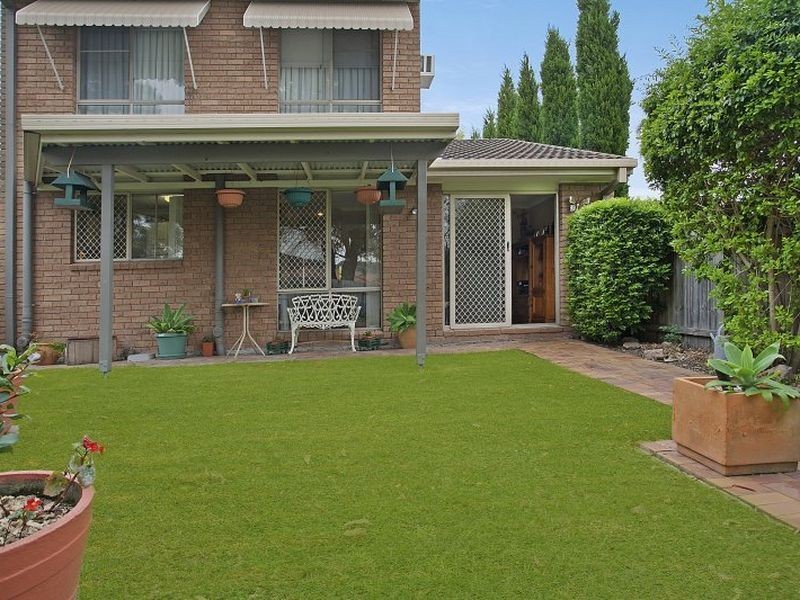 8 Palm Court, Warners Bay NSW 2282