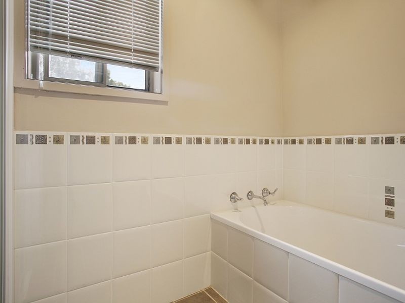 8 Palm Court, Warners Bay NSW 2282