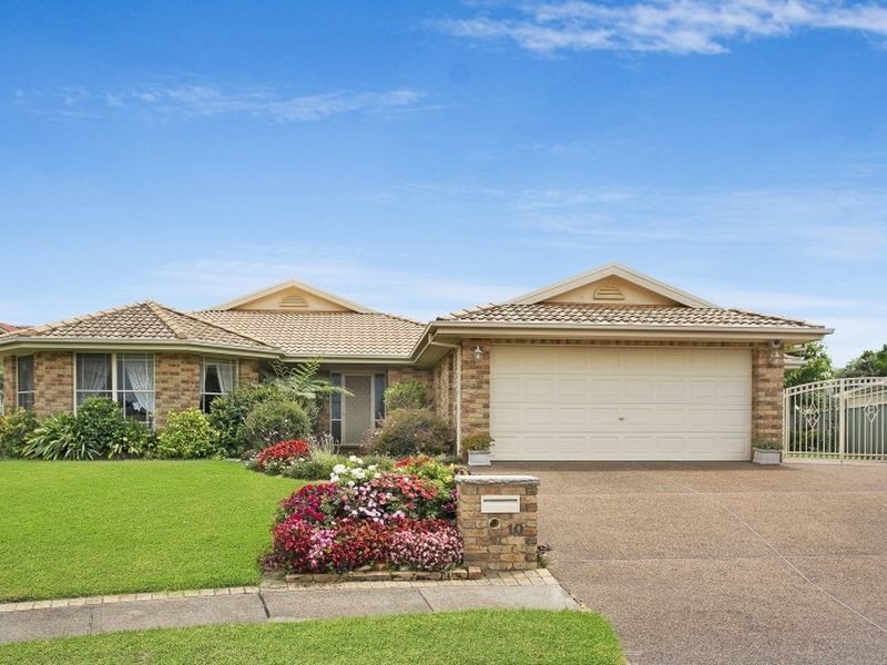 10 Caves Court, Caves Beach NSW 2281