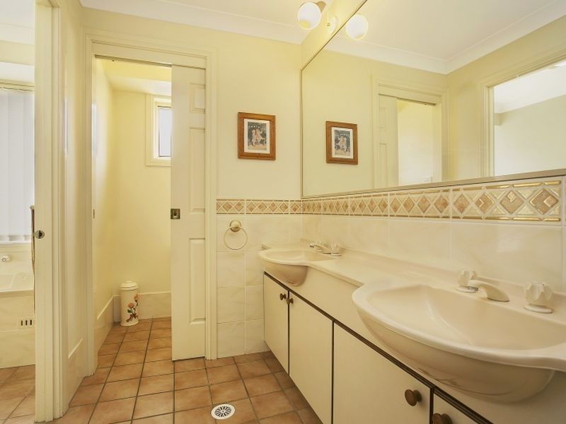 10 Caves Court, Caves Beach NSW 2281