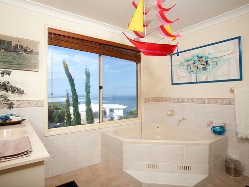 12 Seacliff Place, Caves Beach NSW 2281