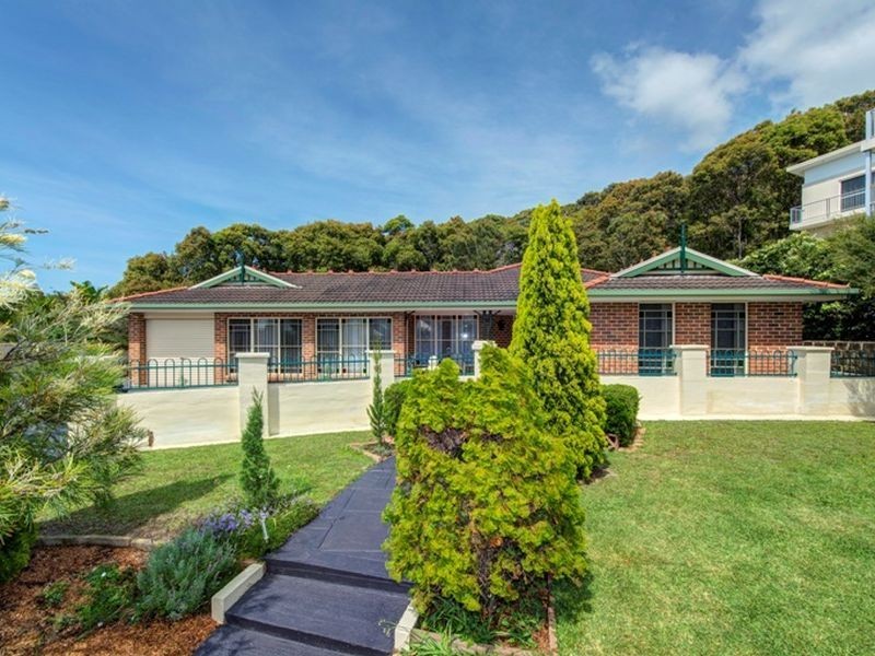 3 Sea Eagle Crescent, Caves Beach NSW 2281