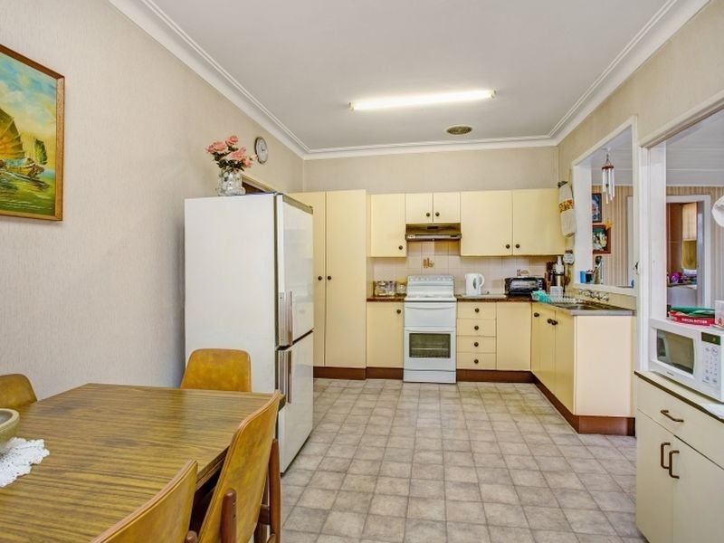 2 Tomaga Parade, Mount Hutton NSW 2290