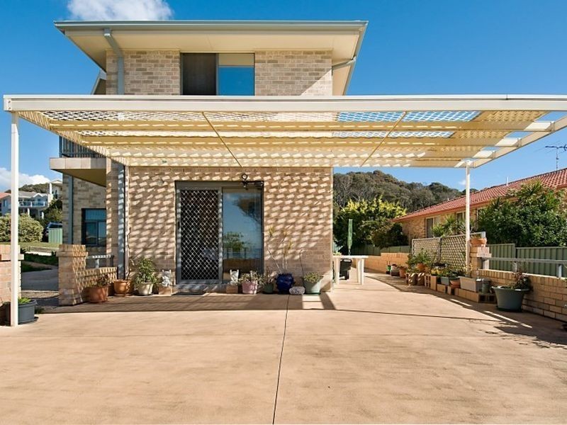 2 Spoon Rocks Road, Caves Beach NSW 2281