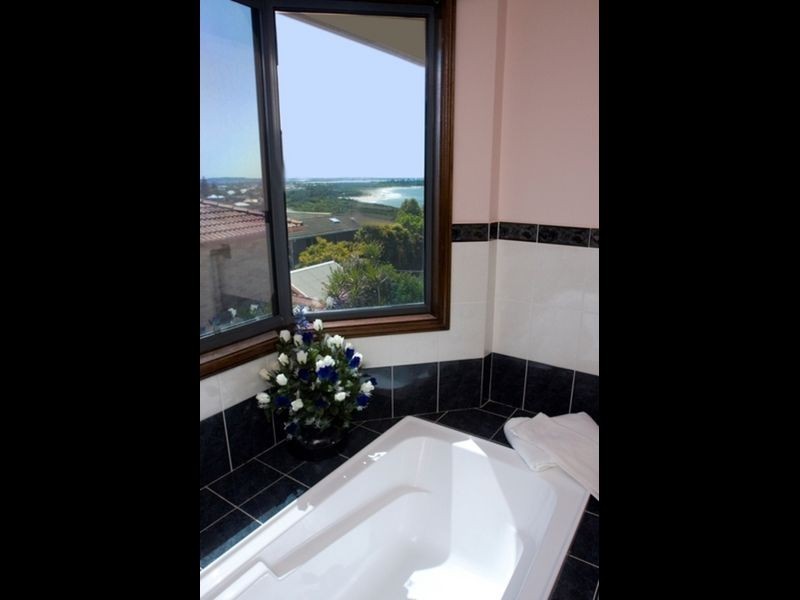 2 Spoon Rocks Road, Caves Beach NSW 2281