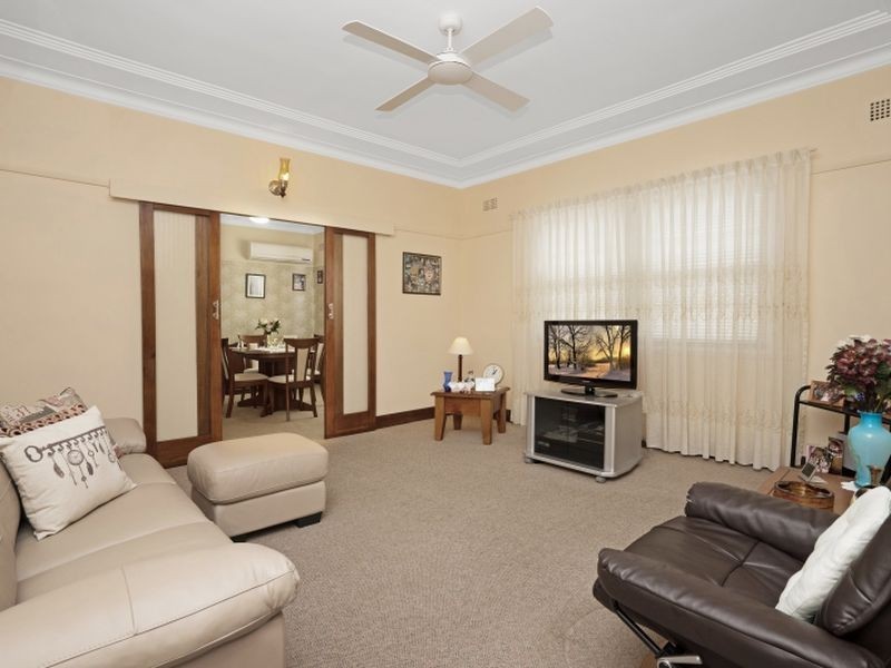 9 Henry Street, Belmont NSW 2280
