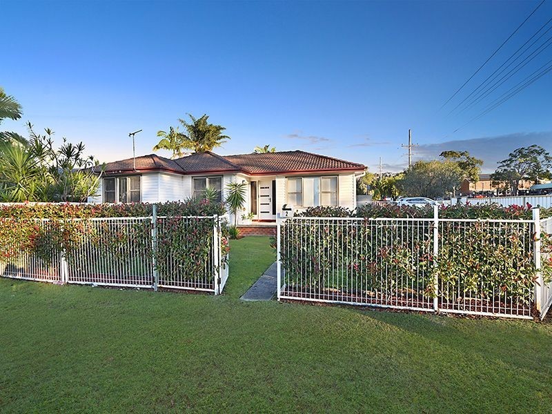 2 Civic Avenue, Caves Beach NSW 2281