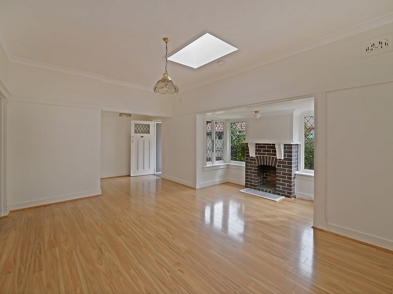 135 Eastern Valley Way, Castlecrag NSW 2068