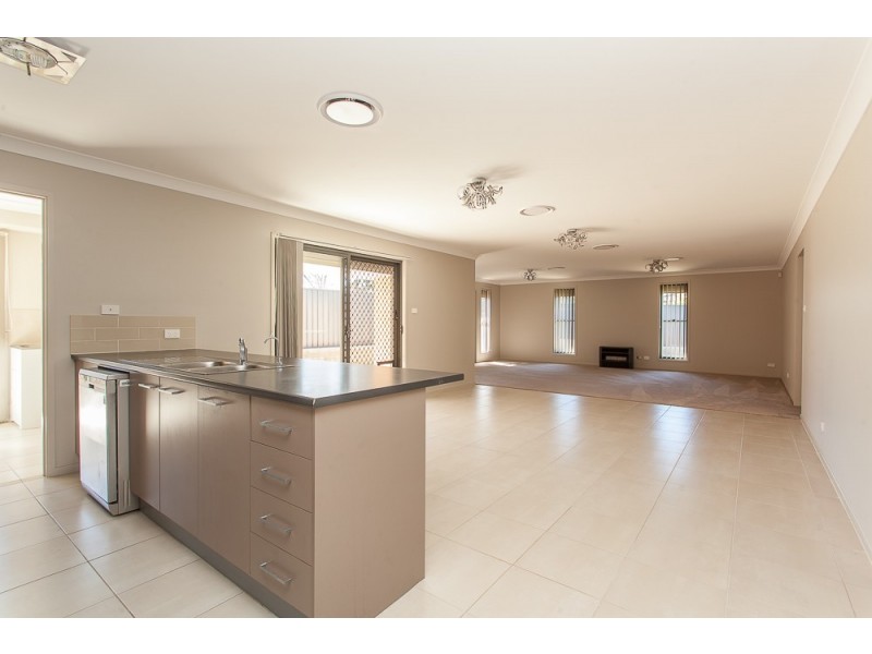 13 McBlane Street, Weston NSW 2326