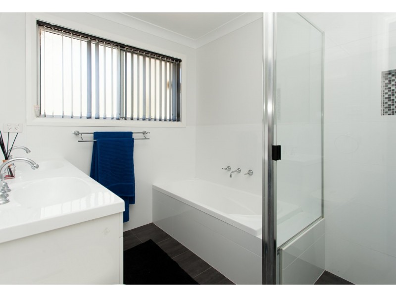 11 Lismore St, Abermain NSW 2326