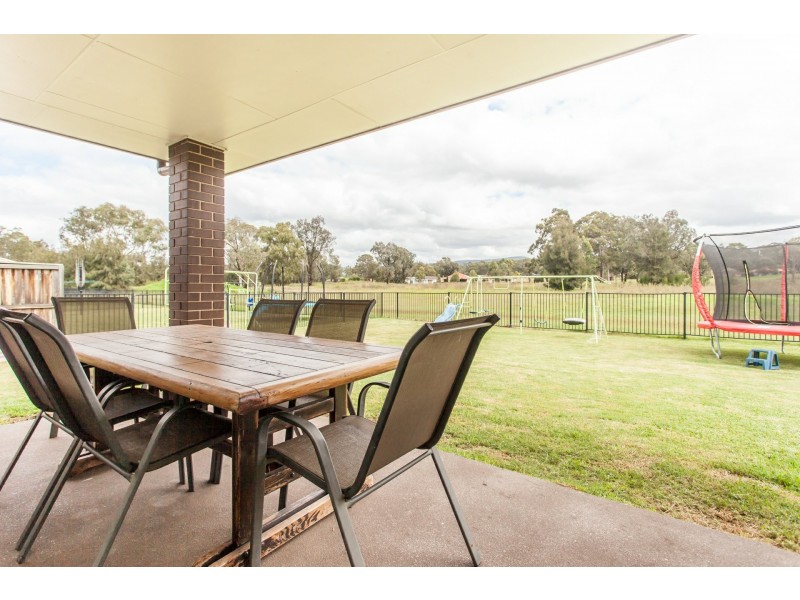 21 Stonebridge Dr, Cessnock NSW 2325