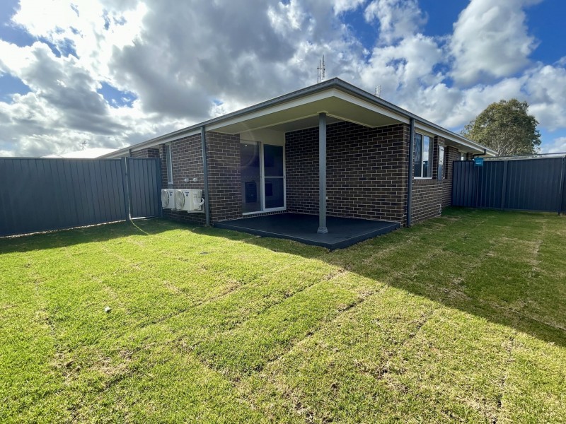 2/47 Lakeside Circuit, Cessnock NSW 2325