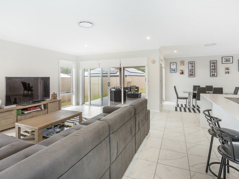 16 Oxley Road, North Rothbury NSW 2335