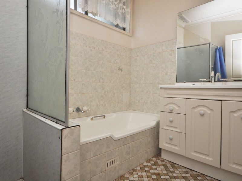 9 Melton Ave, Cessnock NSW 2325