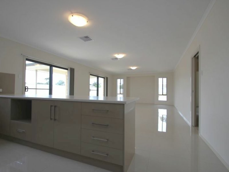 18 Moonta Road, Moonta Bay SA 5558