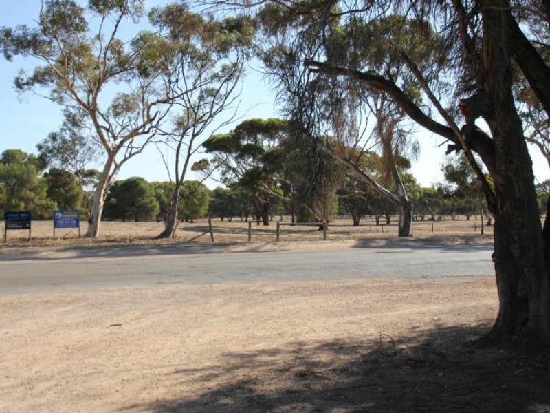 11 Bay Road, Moonta Bay SA 5558