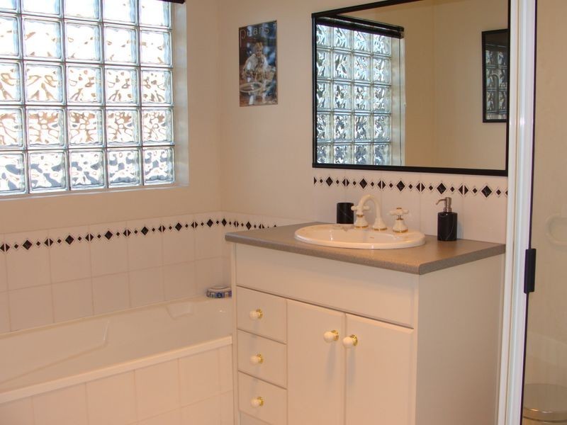 2/4 St Georges Crescent, Shearwater TAS 7307