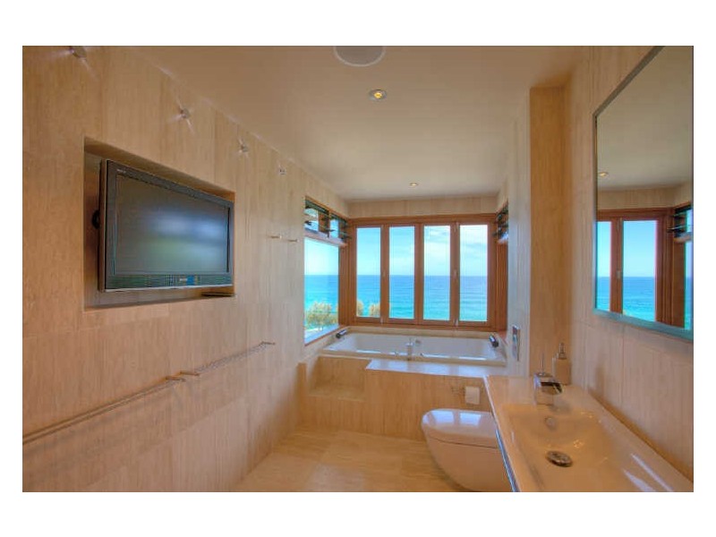 43 Sapphire Crescent, Sapphire Beach NSW 2450